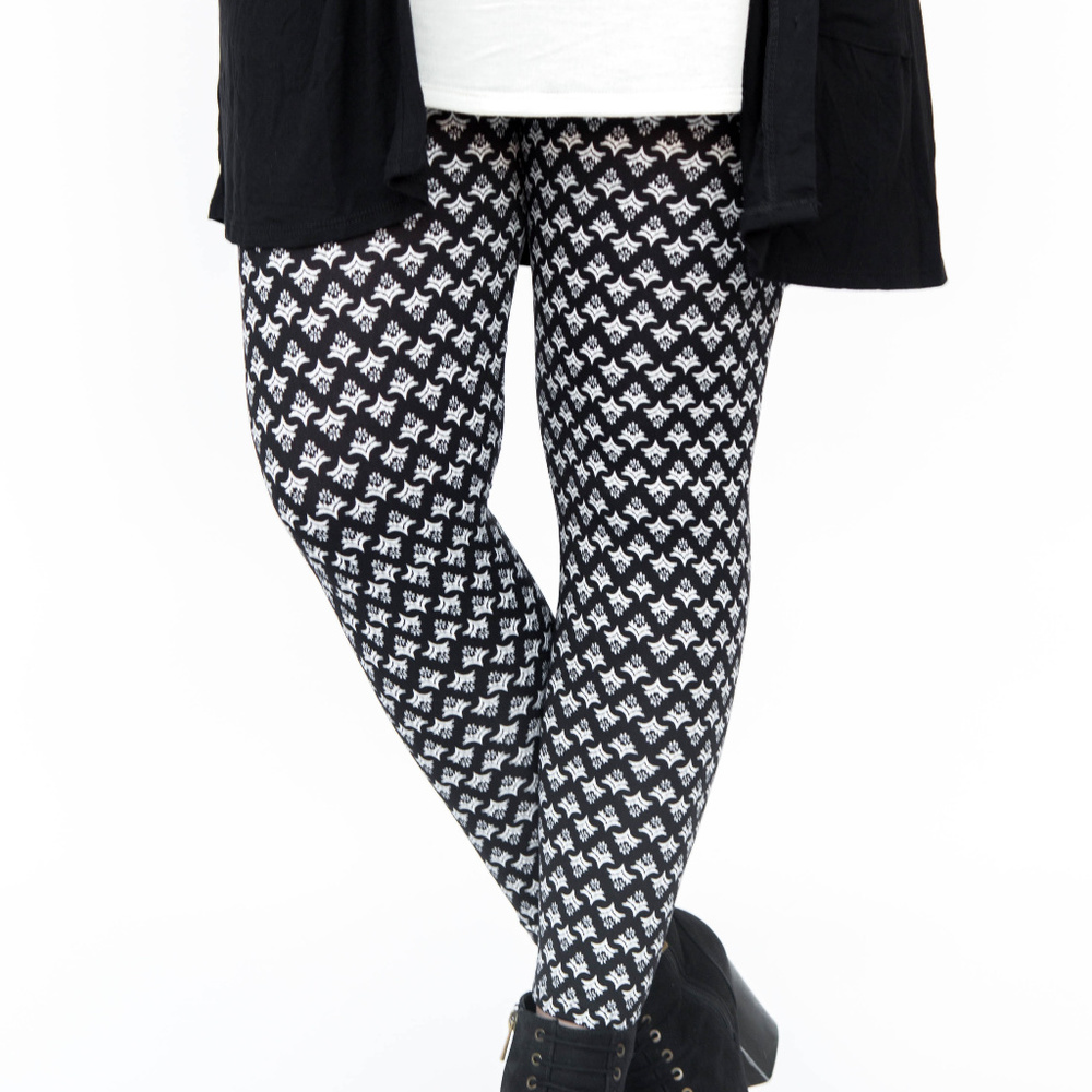 ⭐️3 for $15⭐️NWT A&D Black Graphic Scroll Leggings